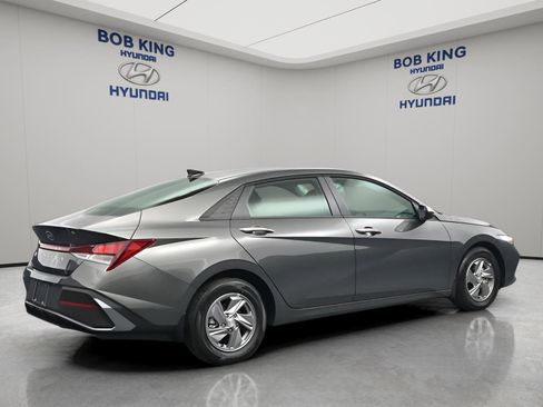 New 2026 Hyundai Elantra SE FWD image 4