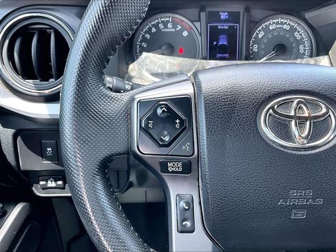 Used 2020 Toyota Tacoma TRD Off-Road w/ Technology Package AWD/4WD image 19