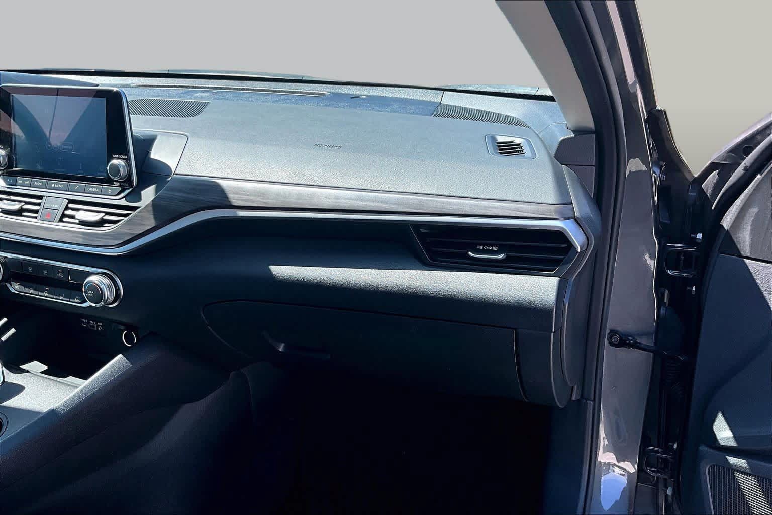 Used 2025 Nissan Altima 2.5 SV FWD image 19