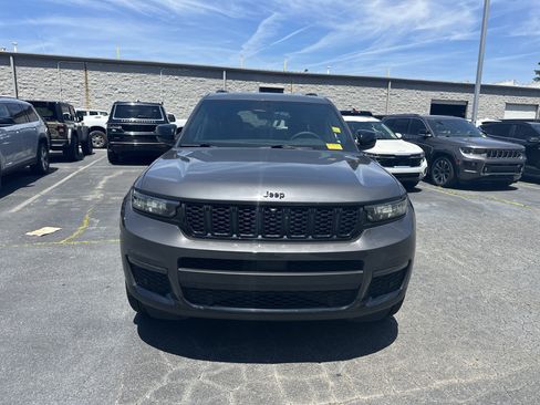 Used 2025 Jeep Grand Cherokee L Limited w/ Luxury Tech Group II RWD image 4