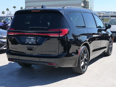 Used 2025 Chrysler Pacifica Limited FWD image 2