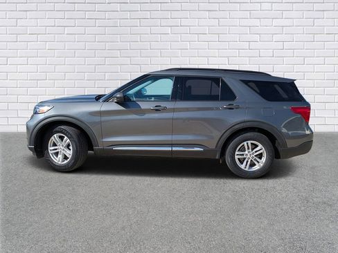 Used 2023 Ford Explorer XLT image 2