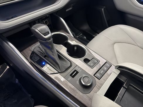 Used 2021 Toyota Highlander Platinum image 24