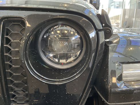 Used 2023 Jeep Gladiator Overland AWD/4WD image 5