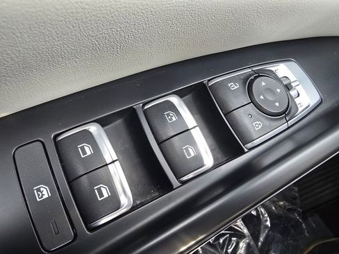 Used 2024 Kia Carnival LX image 23