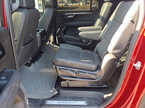 Used 2025 Chevrolet Suburban LT w/ Comfort Package RWD image 24