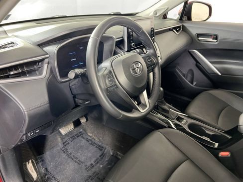 Used 2022 Toyota Corolla Cross XLE w/ Convenience Package image 9