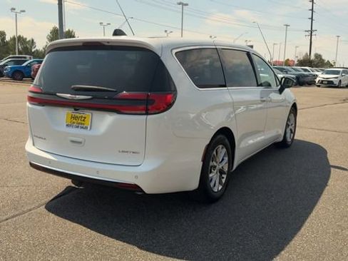 Used 2026 Chrysler Pacifica Limited FWD image 8