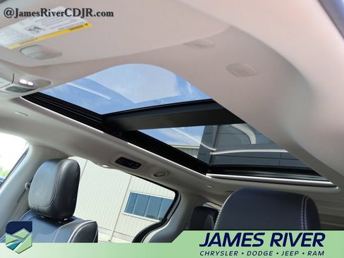Used 2022 Chrysler Pacifica Limited FWD image 24