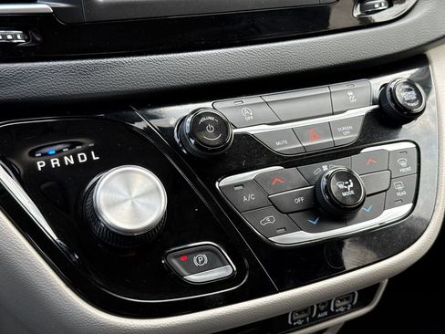 Used 2023 Chrysler Voyager LX FWD image 25
