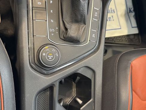 Used 2019 Volkswagen Tiguan SEL Premium image 18