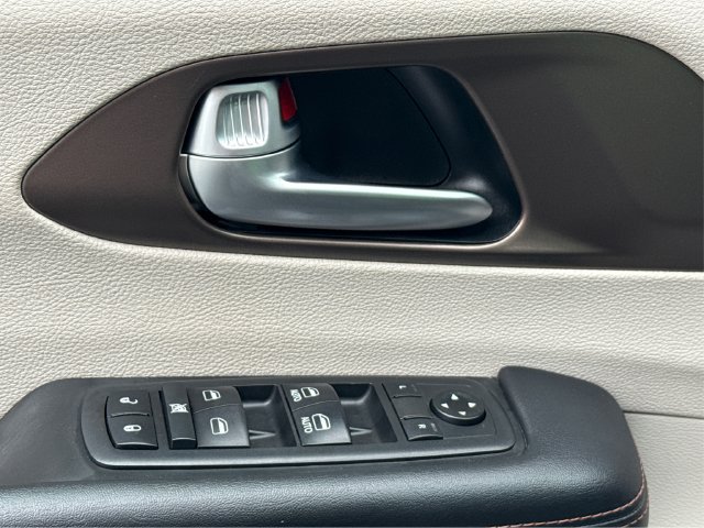 Used 2018 Chrysler Pacifica Touring-L FWD image 21