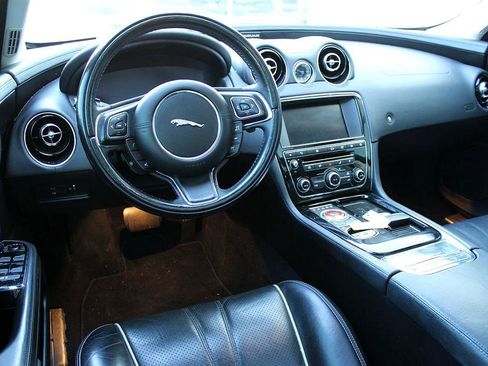 Used 2016 Jaguar XJ R-Sport image 19