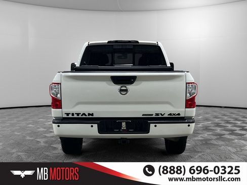 Used 2018 Nissan Titan SV image 4