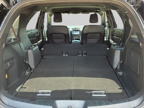 Used 2018 Ford Explorer XLT w/ Equipment Group 202A FWD image 9