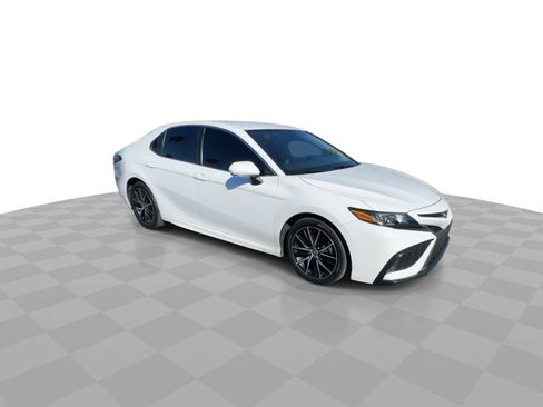 Used 2023 Toyota Camry SE image 2