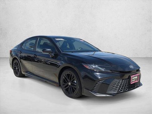 Used 2025 Toyota Camry SE FWD image 3