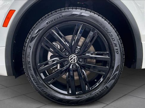 Used 2022 Volkswagen Tiguan SE R-Line image 11