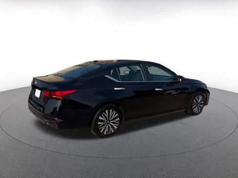 Used 2025 Nissan Altima 2.5 SV FWD image 14