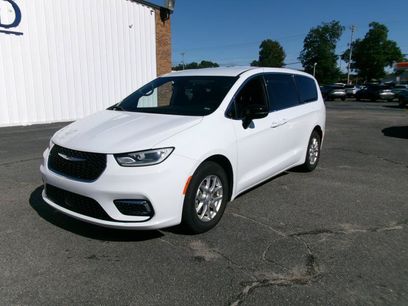 Used 2026 Chrysler Pacifica Select