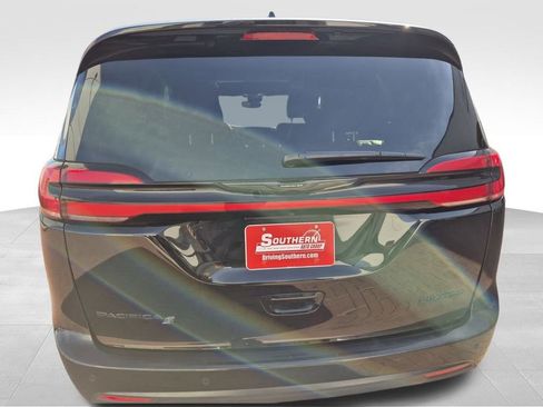 Used 2025 Chrysler Pacifica Limited FWD image 5