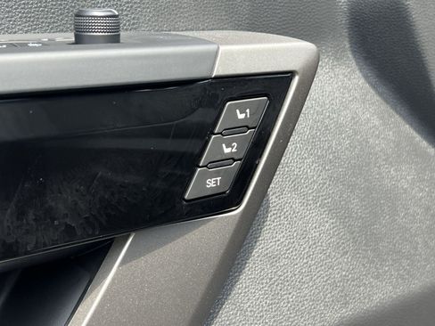 Used 2025 Toyota Tundra Limited AWD/4WD image 38