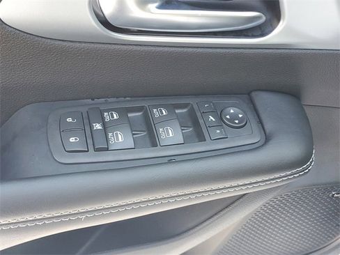 New 2026 Chrysler Pacifica Limited w/ Uconnect Theater Family Group image 18