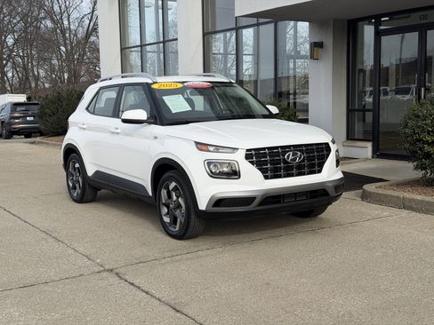 Certified 2025 Hyundai Venue SEL image 2