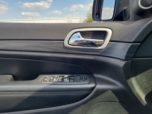 Used 2020 Jeep Grand Cherokee Altitude image 17