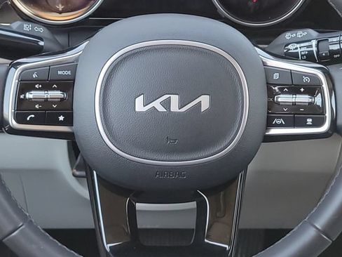 Used 2024 Kia Carnival EX FWD image 14