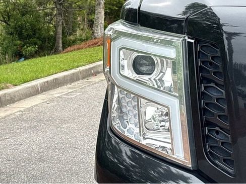 Used 2019 Nissan Titan SV w/ SV Convenience Package AWD/4WD image 18