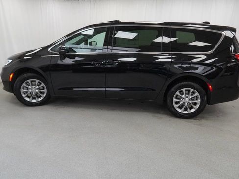 New 2026 Chrysler Pacifica Select image 14