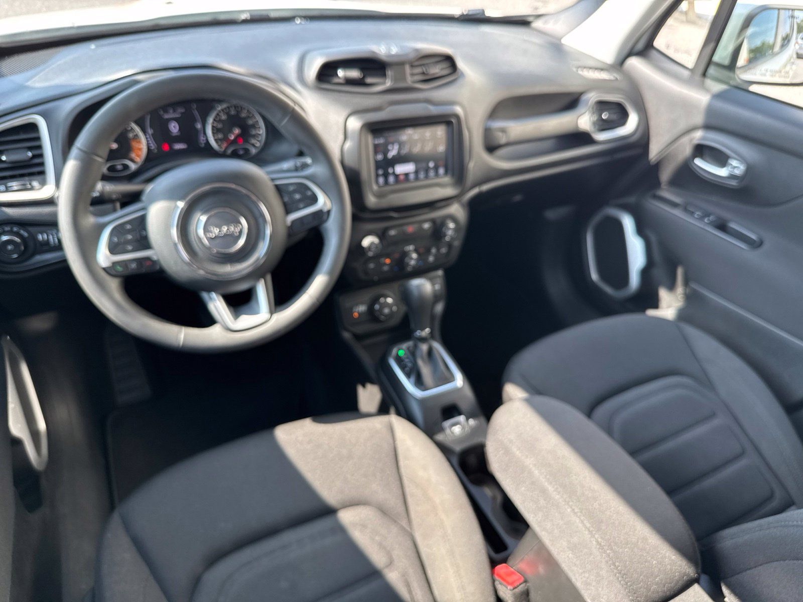 Used 2018 Jeep Renegade Latitude AWD/4WD image 15