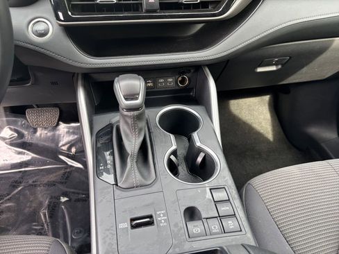 Used 2025 Toyota Highlander LE FWD image 42