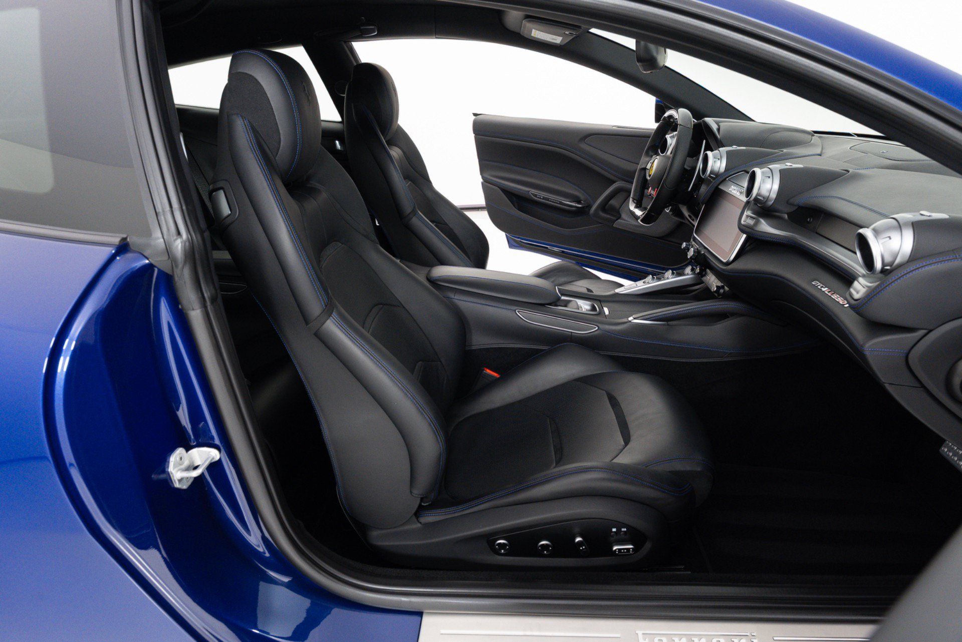 Used 2019 Ferrari GTC4Lusso T RWD image 39