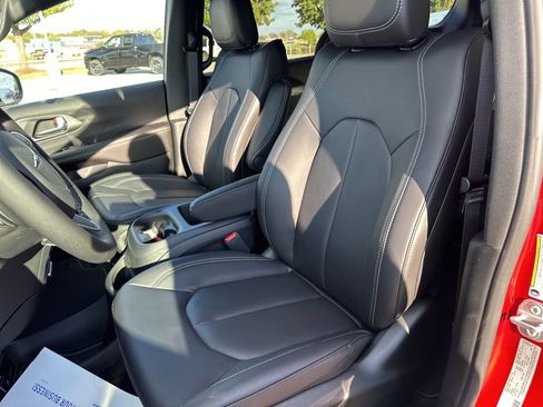 New 2026 Chrysler Pacifica Select image 61