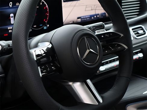 Certified 2025 Mercedes-Benz GLS 450 4MATIC image 22