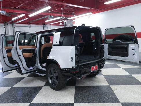 Used 2023 Land Rover Defender 110 V8 image 34