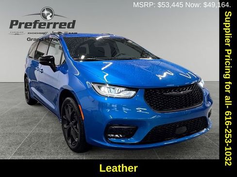 New 2026 Chrysler Pacifica Select image 1