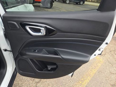 Certified 2025 Jeep Compass Latitude w/ Sun & Sound Group image 8