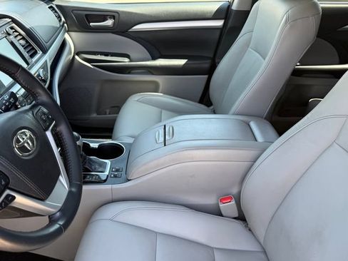Used 2019 Toyota Highlander XLE AWD/4WD image 12