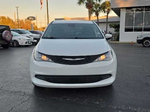 Used 2023 Chrysler Voyager LX image 12