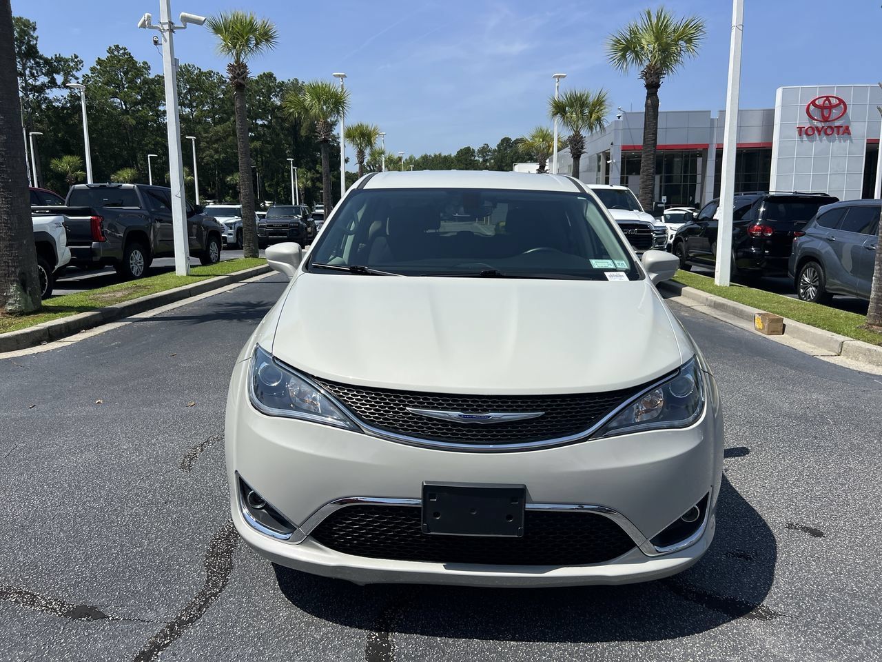Used 2020 Chrysler Pacifica Touring w/ Tire & Wheel Group FWD image 3