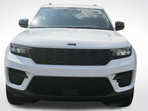 Used 2025 Jeep Grand Cherokee Altitude AWD/4WD image 3
