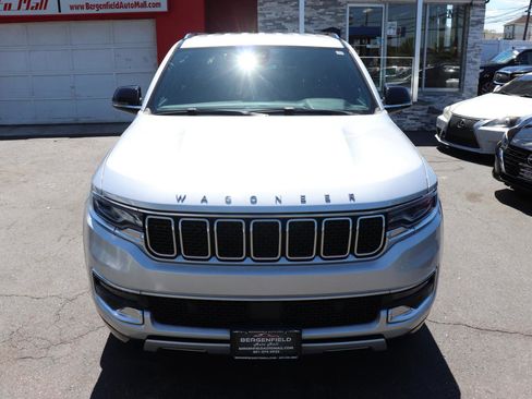 Used 2024 Jeep Wagoneer L Series II w/ Flexible Seating Group AWD/4WD image 9