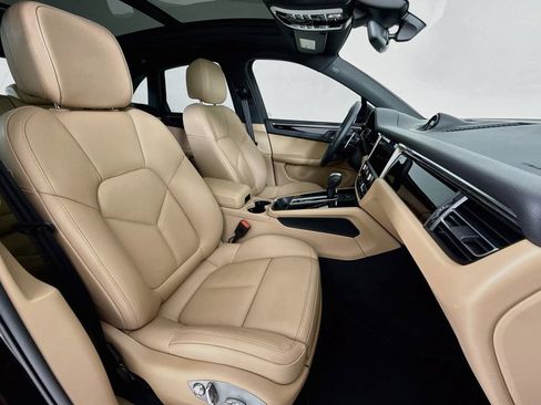 Certified 2025 Porsche Macan AWD/4WD image 30