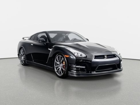 Used 2015 Nissan GT-R Premium image 3