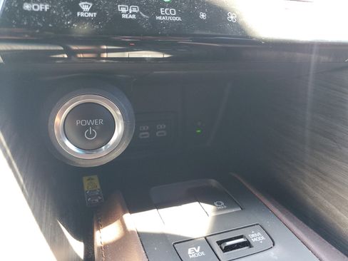 Used 2024 Toyota Venza Limited image 31