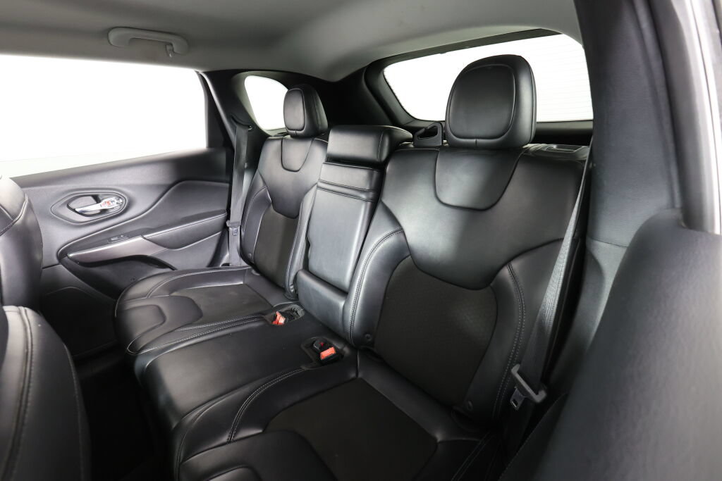 Used 2019 Jeep Cherokee Latitude Plus w/ Comfort/Convenience Group FWD image 15