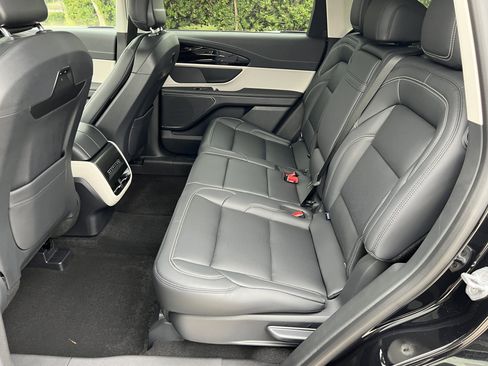 New 2025 Lincoln Nautilus Premier image 32